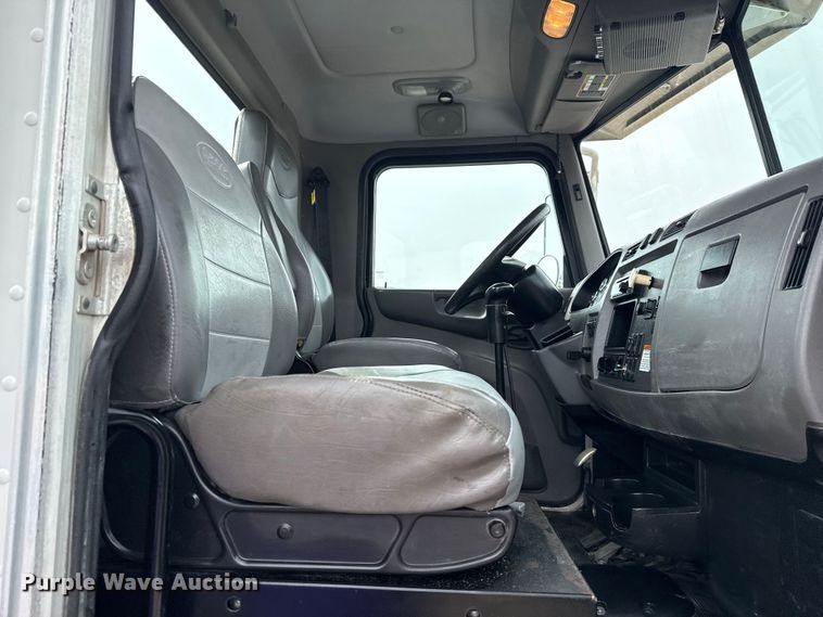 image for item NU9607 2014 Peterbilt 337 truck cab and chassis