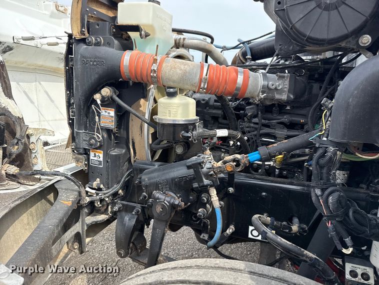 image for item NU9607 2014 Peterbilt 337 truck cab and chassis