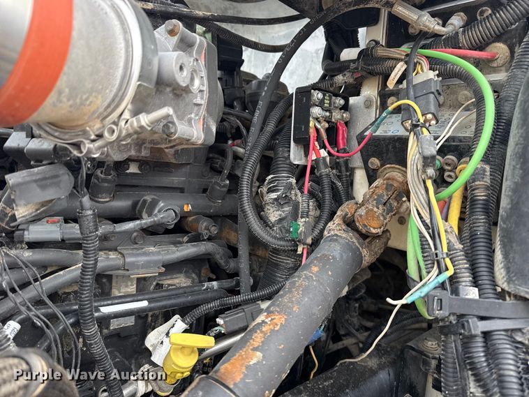 image for item NU9607 2014 Peterbilt 337 truck cab and chassis