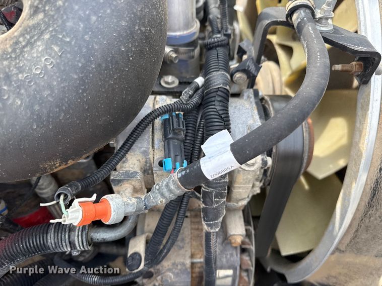 image for item NU9607 2014 Peterbilt 337 truck cab and chassis