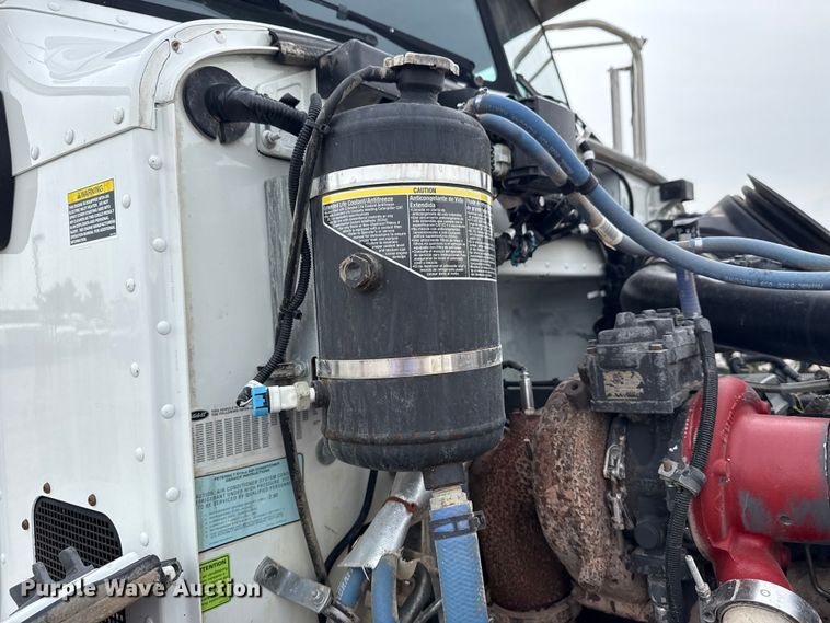 image for item NU9607 2014 Peterbilt 337 truck cab and chassis