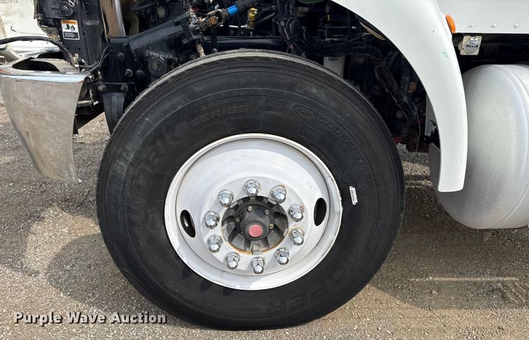 image for item NU9607 2014 Peterbilt 337 truck cab and chassis