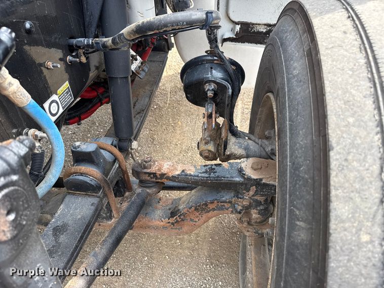 image for item NU9607 2014 Peterbilt 337 truck cab and chassis