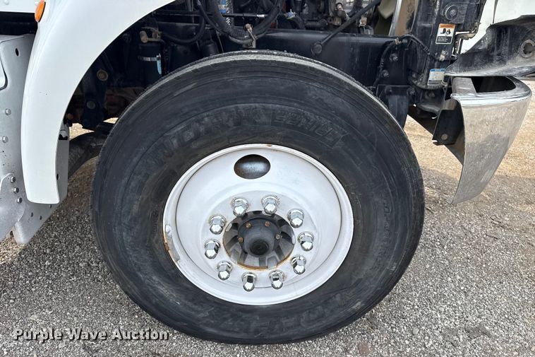 image for item NU9607 2014 Peterbilt 337 truck cab and chassis