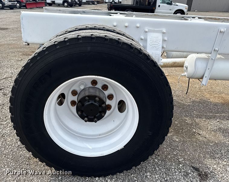 image for item NU9607 2014 Peterbilt 337 truck cab and chassis