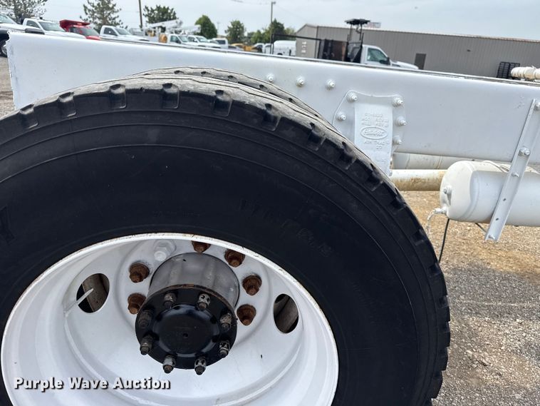 image for item NU9607 2014 Peterbilt 337 truck cab and chassis