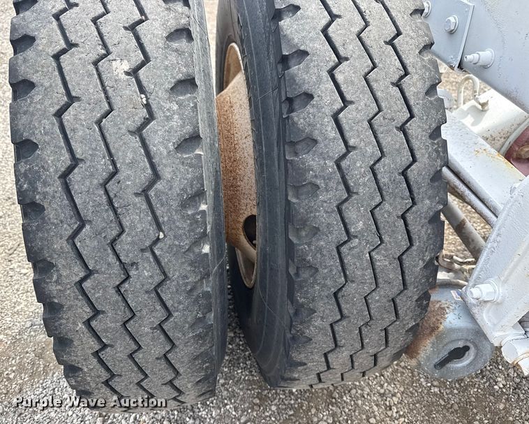 image for item NU9607 2014 Peterbilt 337 truck cab and chassis