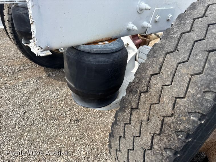 image for item NU9607 2014 Peterbilt 337 truck cab and chassis