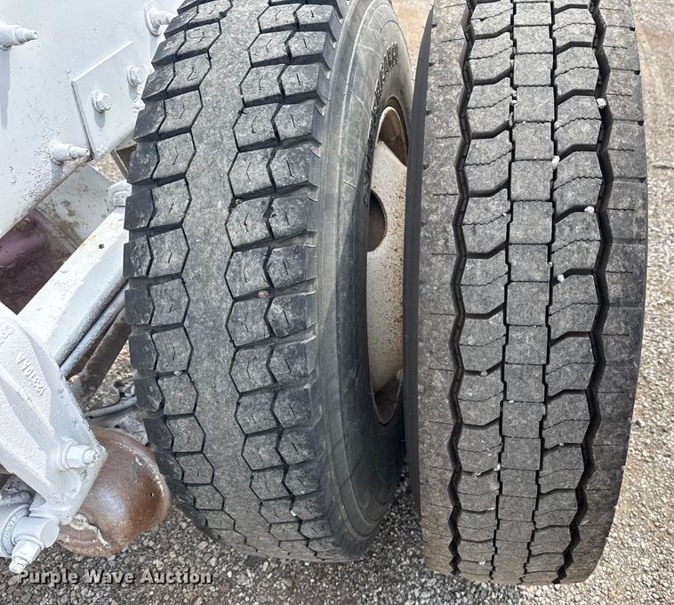 image for item NU9607 2014 Peterbilt 337 truck cab and chassis