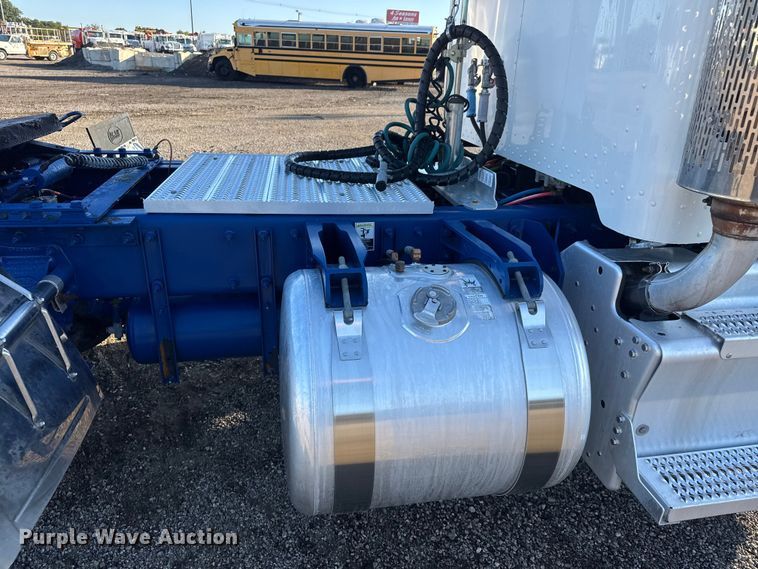 image for item NU9700 2011 Peterbilt 337 semi truck