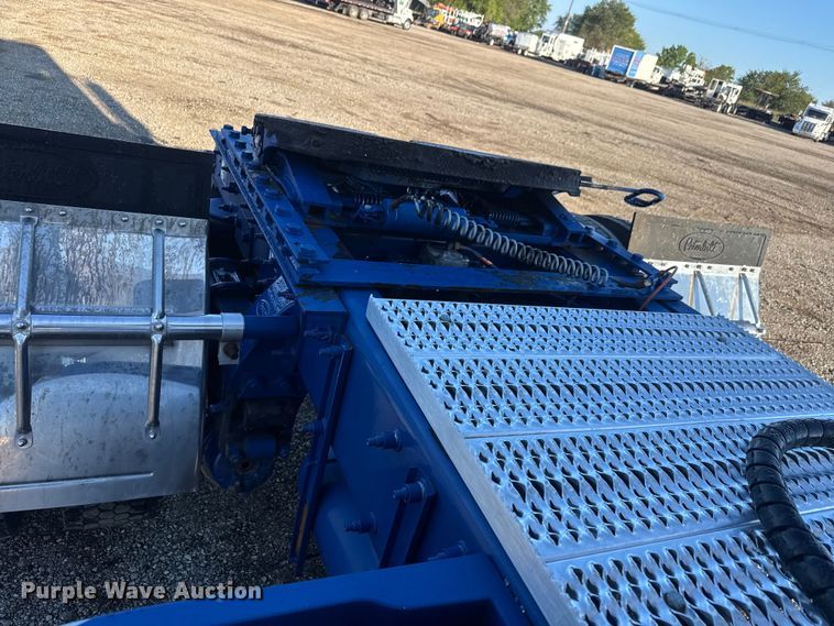 image for item NU9700 2011 Peterbilt 337 semi truck