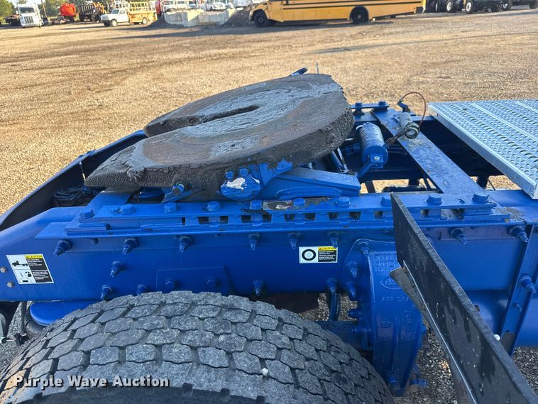 image for item NU9700 2011 Peterbilt 337 semi truck