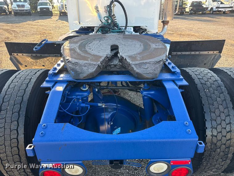 image for item NU9700 2011 Peterbilt 337 semi truck