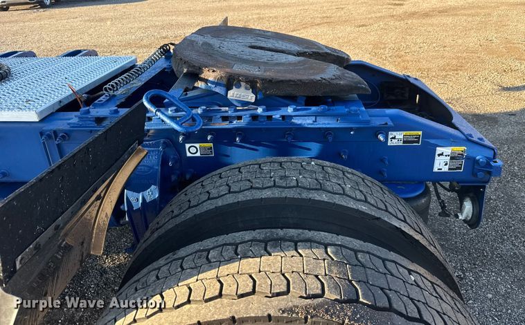 image for item NU9700 2011 Peterbilt 337 semi truck