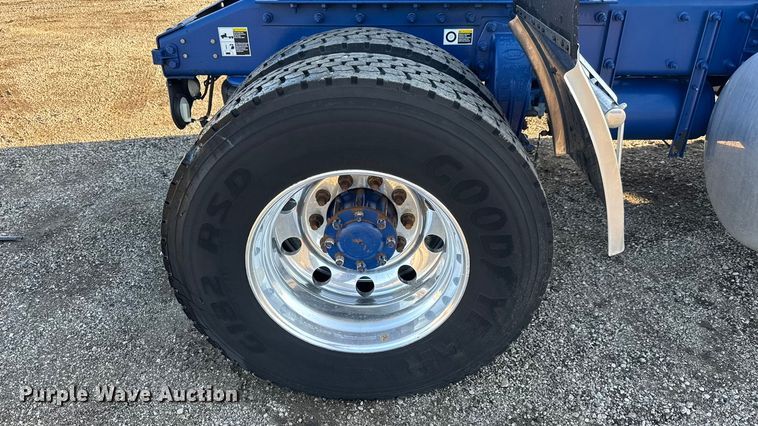 image for item NU9700 2011 Peterbilt 337 semi truck