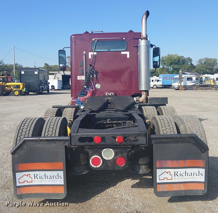 image for item NU9740 2004 Freightliner Columbia semi truck