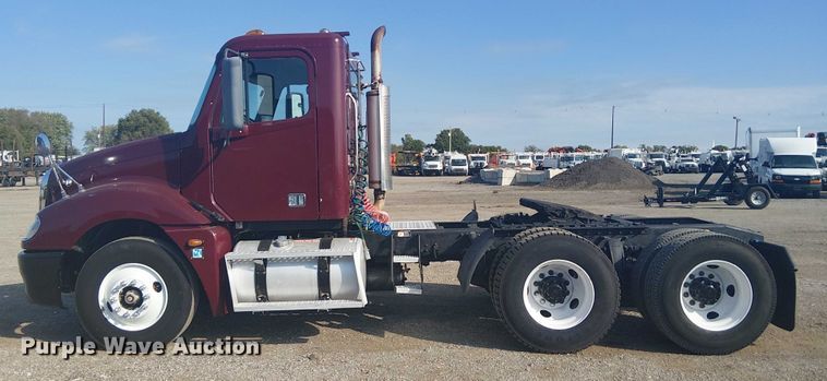 image for item NU9740 2004 Freightliner Columbia semi truck