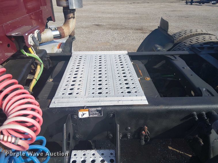 image for item NU9740 2004 Freightliner Columbia semi truck