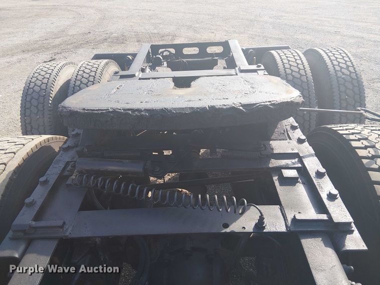 image for item NU9740 2004 Freightliner Columbia semi truck