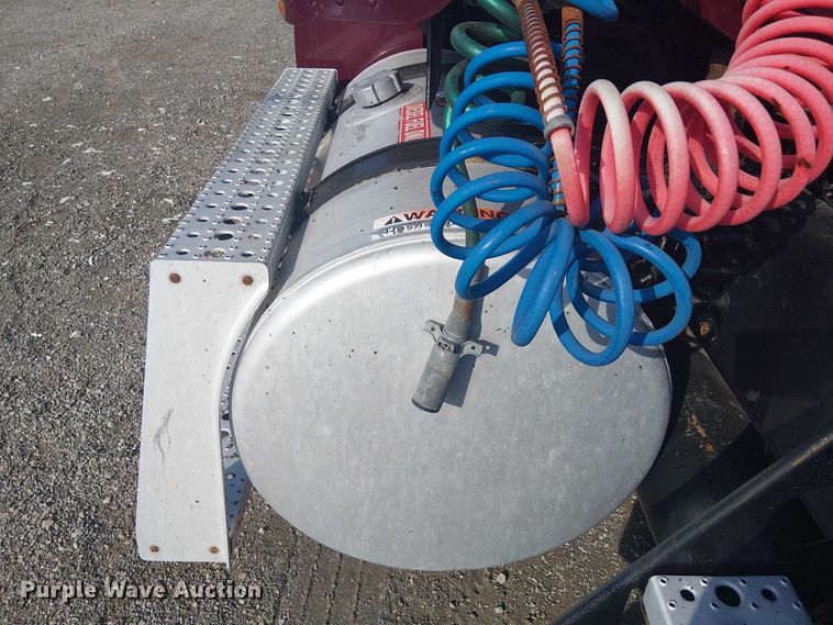 image for item NU9740 2004 Freightliner Columbia semi truck