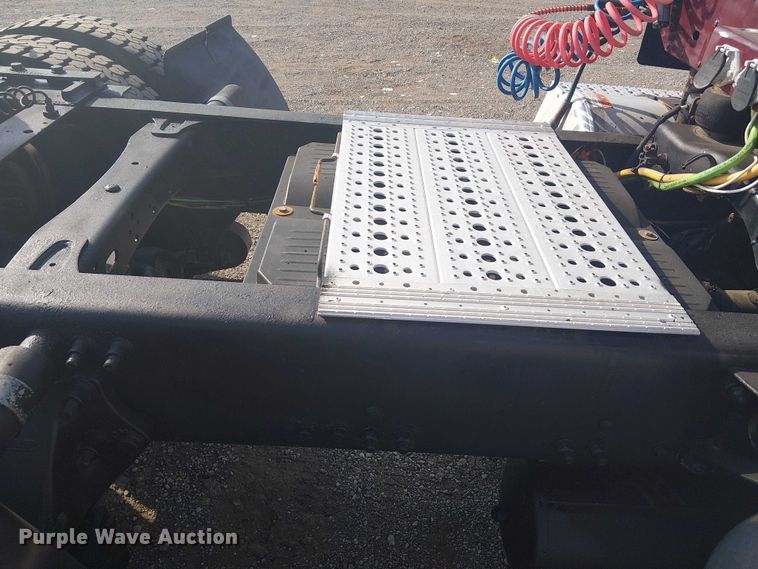 image for item NU9740 2004 Freightliner Columbia semi truck