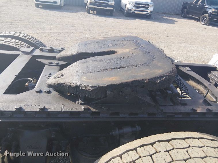 image for item NU9740 2004 Freightliner Columbia semi truck