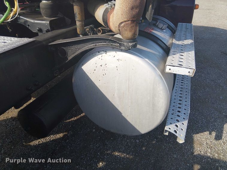 image for item NU9740 2004 Freightliner Columbia semi truck