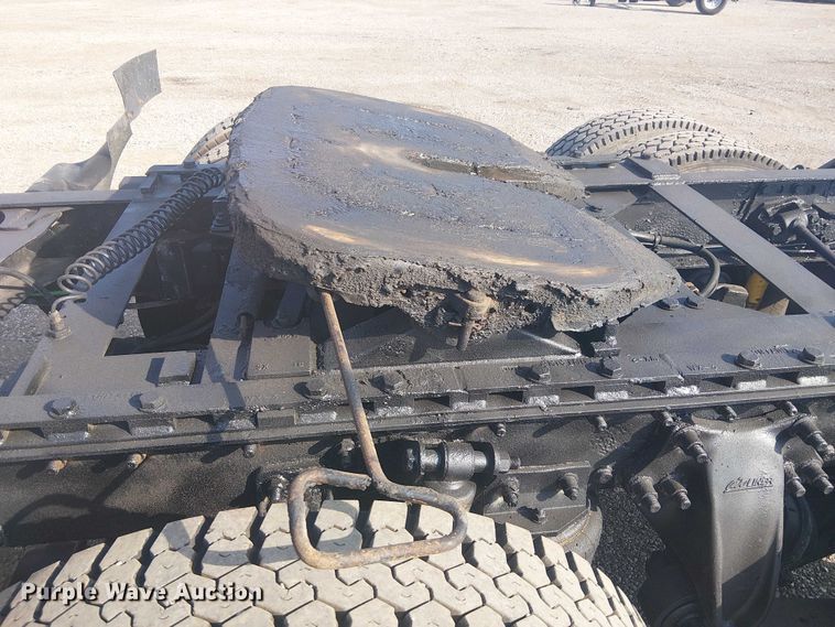 image for item NU9740 2004 Freightliner Columbia semi truck