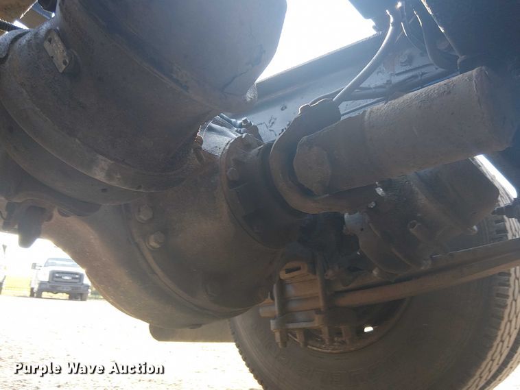 image for item NU9740 2004 Freightliner Columbia semi truck