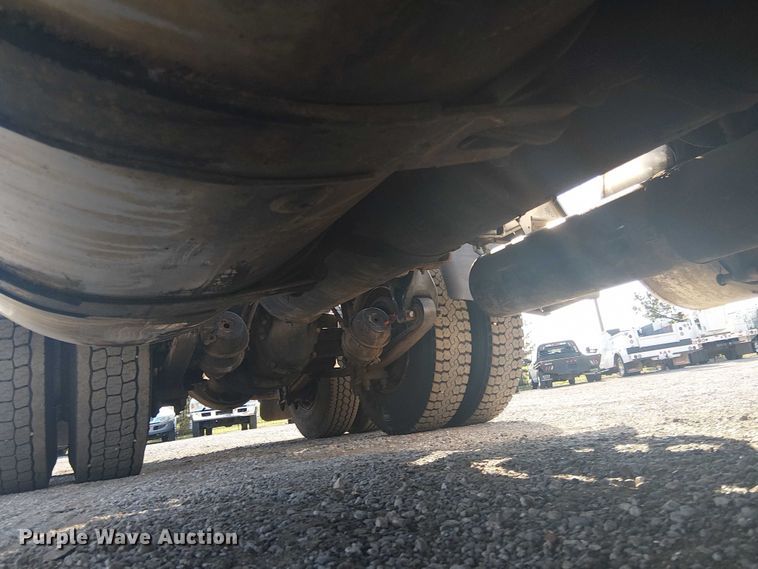 image for item NU9740 2004 Freightliner Columbia semi truck