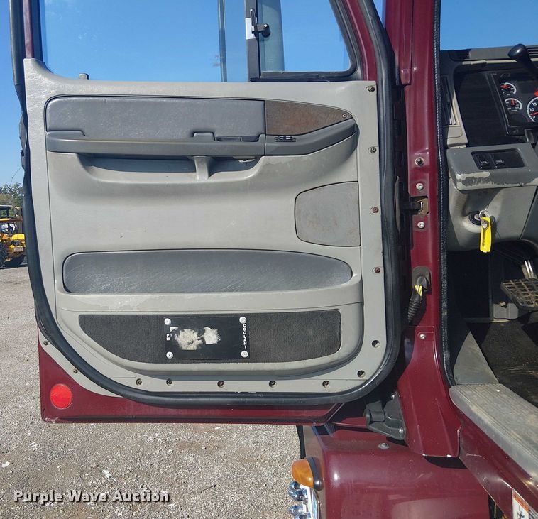 image for item NU9740 2004 Freightliner Columbia semi truck