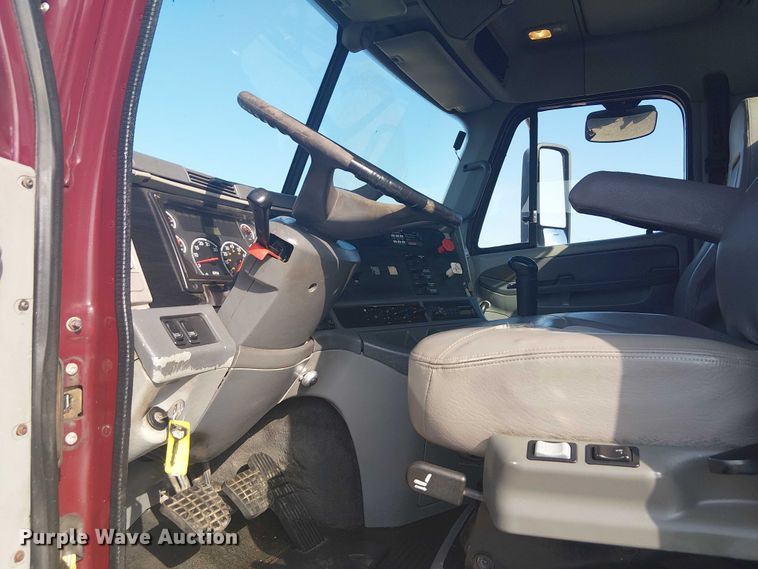 image for item NU9740 2004 Freightliner Columbia semi truck