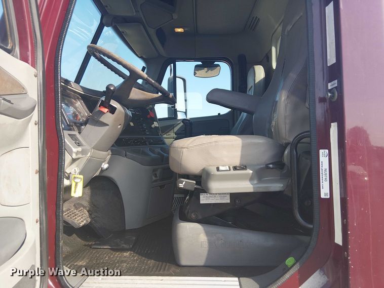 image for item NU9740 2004 Freightliner Columbia semi truck