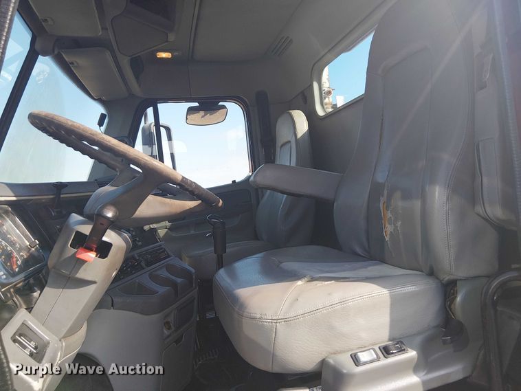 image for item NU9740 2004 Freightliner Columbia semi truck