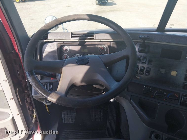 image for item NU9740 2004 Freightliner Columbia semi truck