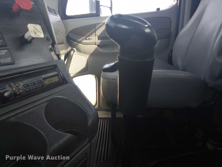 image for item NU9740 2004 Freightliner Columbia semi truck