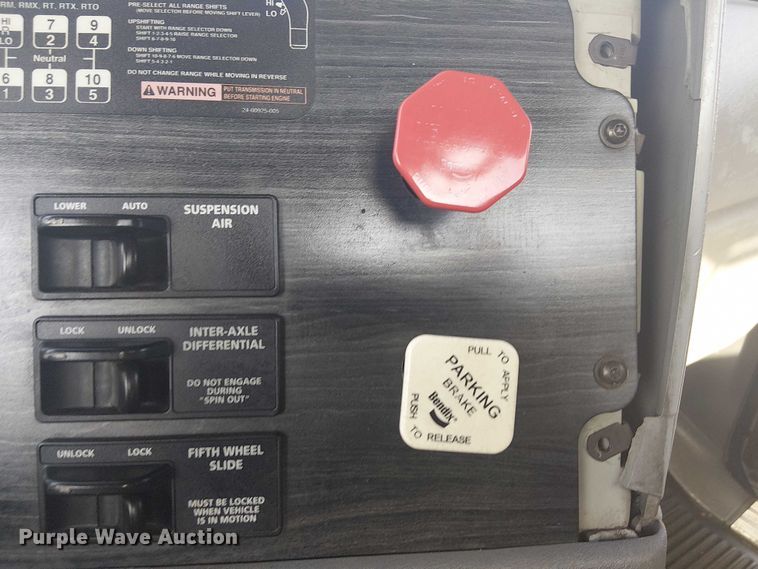 image for item NU9740 2004 Freightliner Columbia semi truck