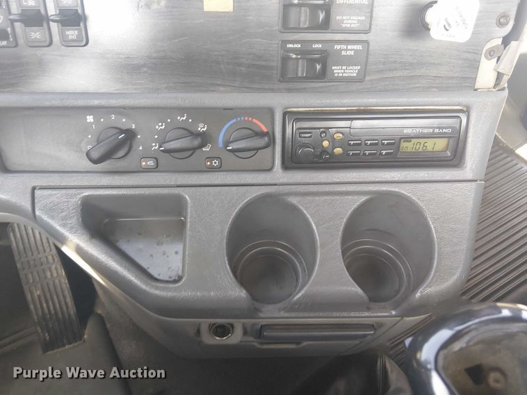 image for item NU9740 2004 Freightliner Columbia semi truck