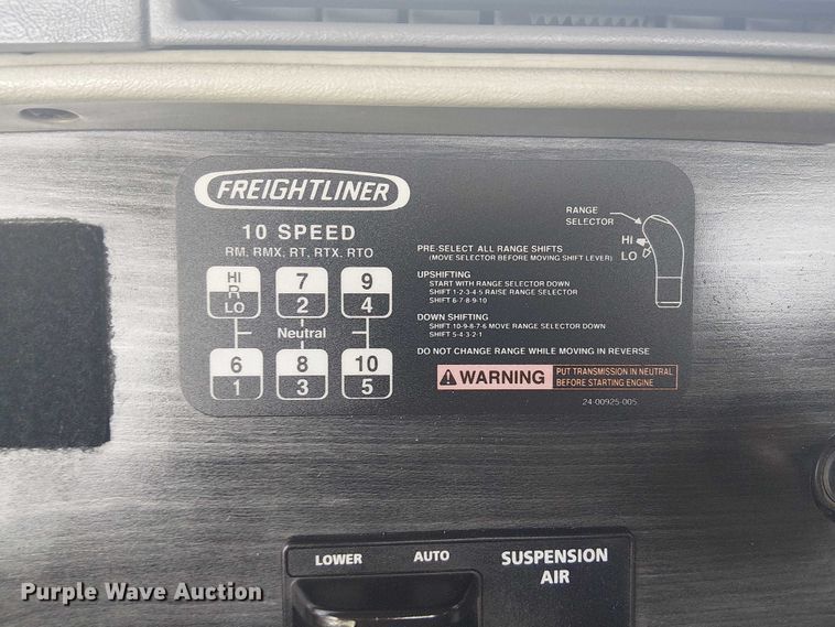 image for item NU9740 2004 Freightliner Columbia semi truck