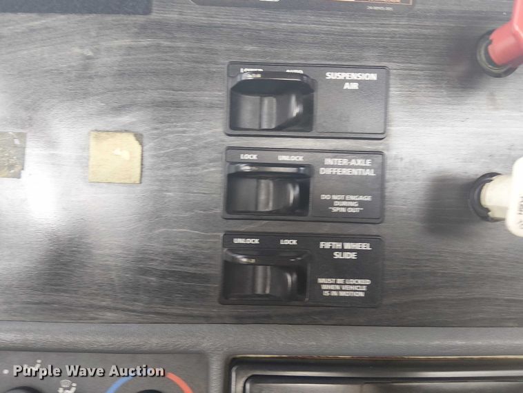 image for item NU9740 2004 Freightliner Columbia semi truck