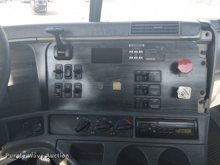 image for item NU9740 2004 Freightliner Columbia semi truck