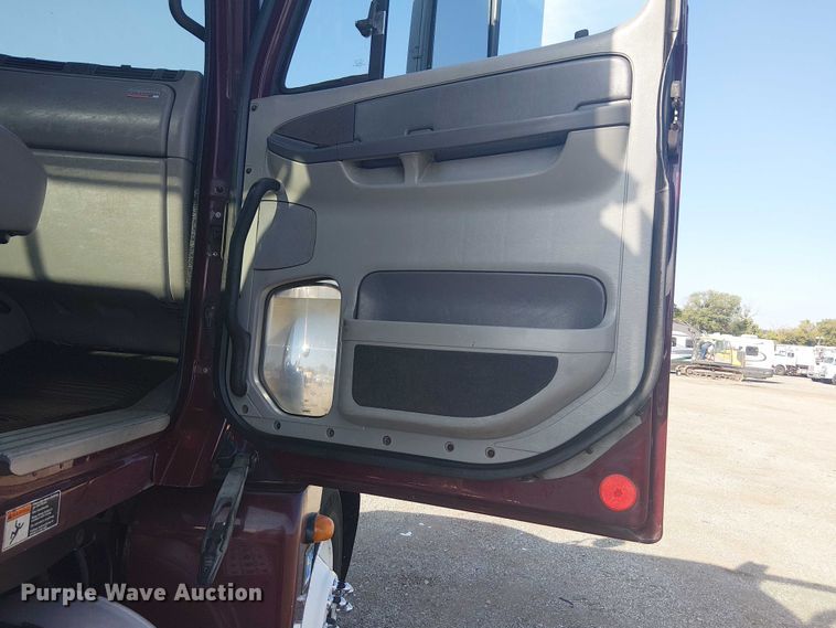 image for item NU9740 2004 Freightliner Columbia semi truck