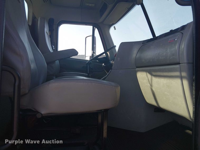 image for item NU9740 2004 Freightliner Columbia semi truck