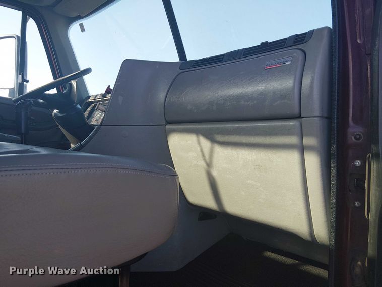 image for item NU9740 2004 Freightliner Columbia semi truck