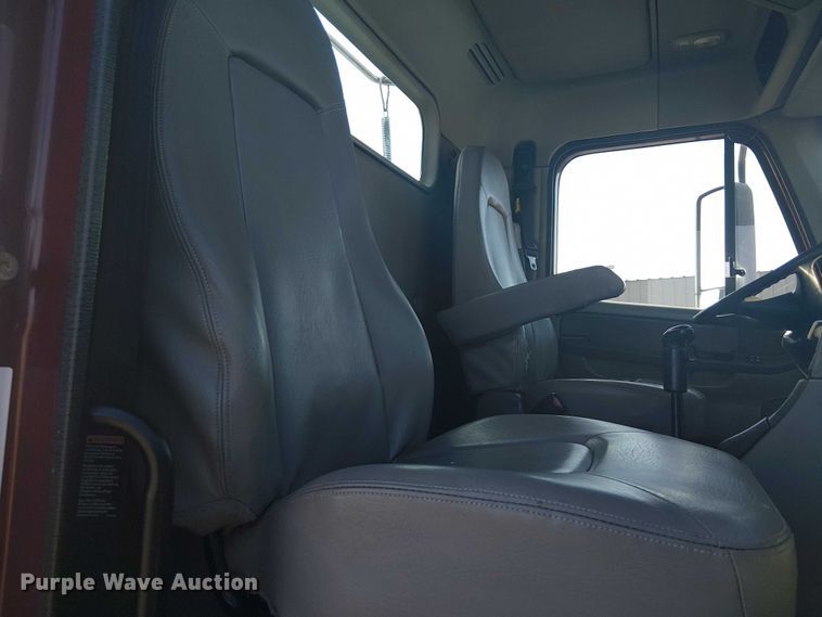 image for item NU9740 2004 Freightliner Columbia semi truck