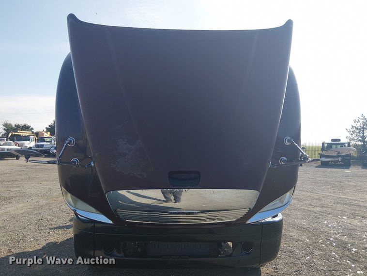 image for item NU9740 2004 Freightliner Columbia semi truck