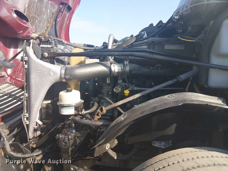 image for item NU9740 2004 Freightliner Columbia semi truck