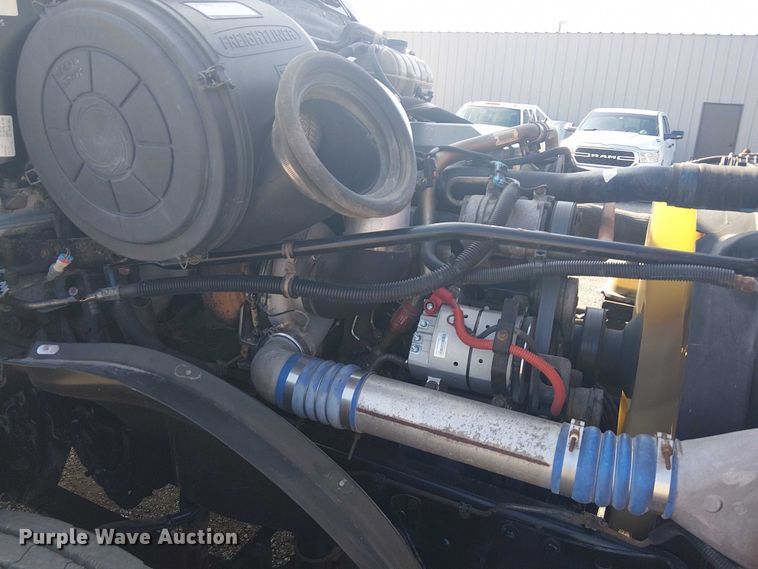 image for item NU9740 2004 Freightliner Columbia semi truck