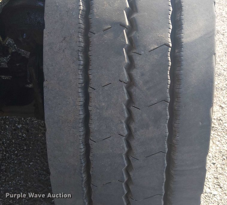 image for item NU9740 2004 Freightliner Columbia semi truck