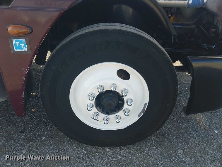 image for item NU9740 2004 Freightliner Columbia semi truck